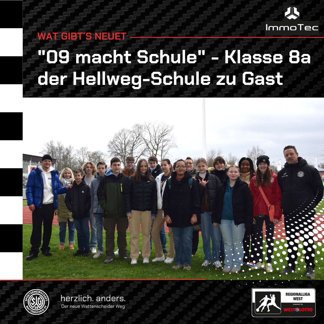 Schulklasse mit Trainer im Stadion